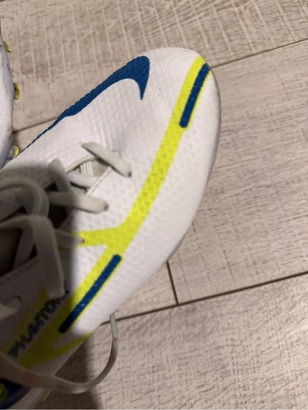 Nike Phantom Soccer Cleats – Youth 2.5Y